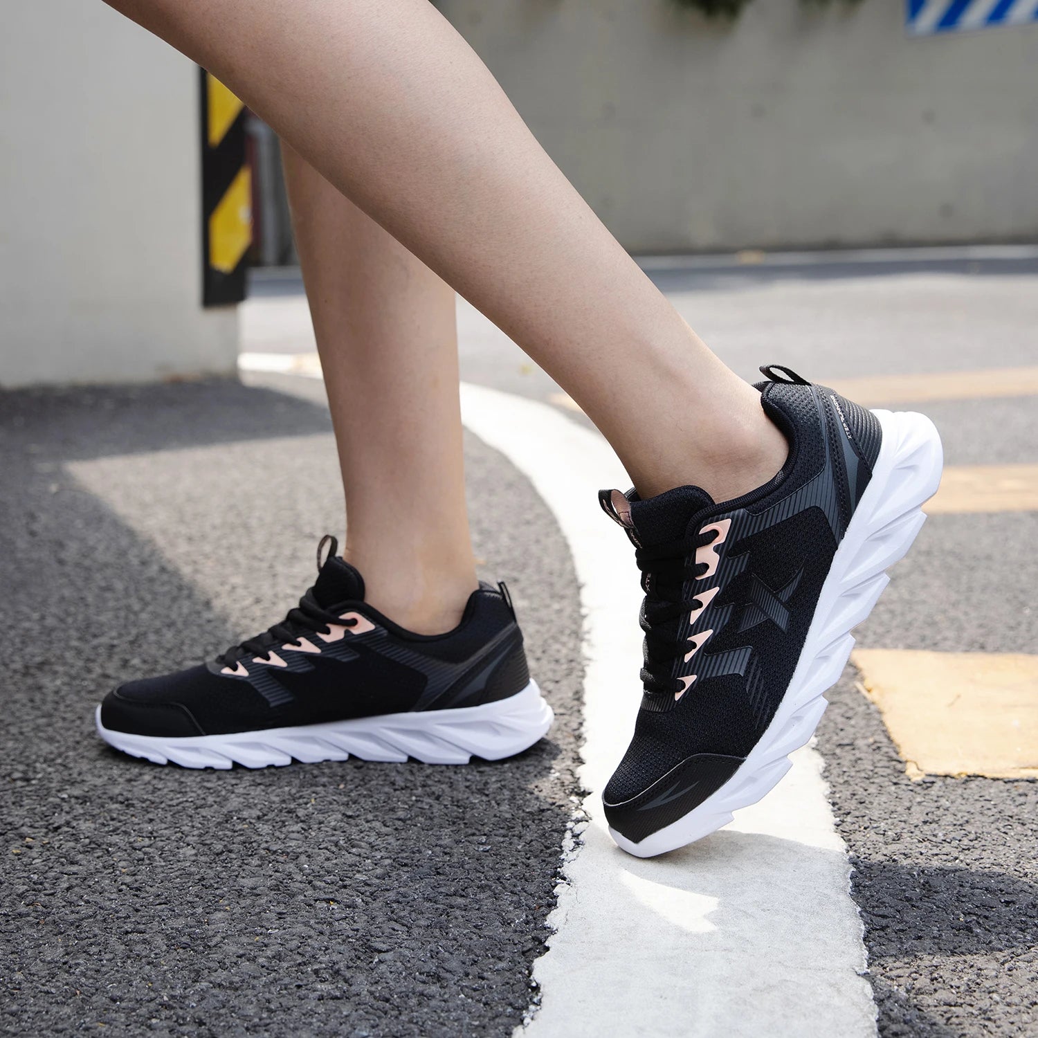 Xtep Women's Lightweight Running Shoes